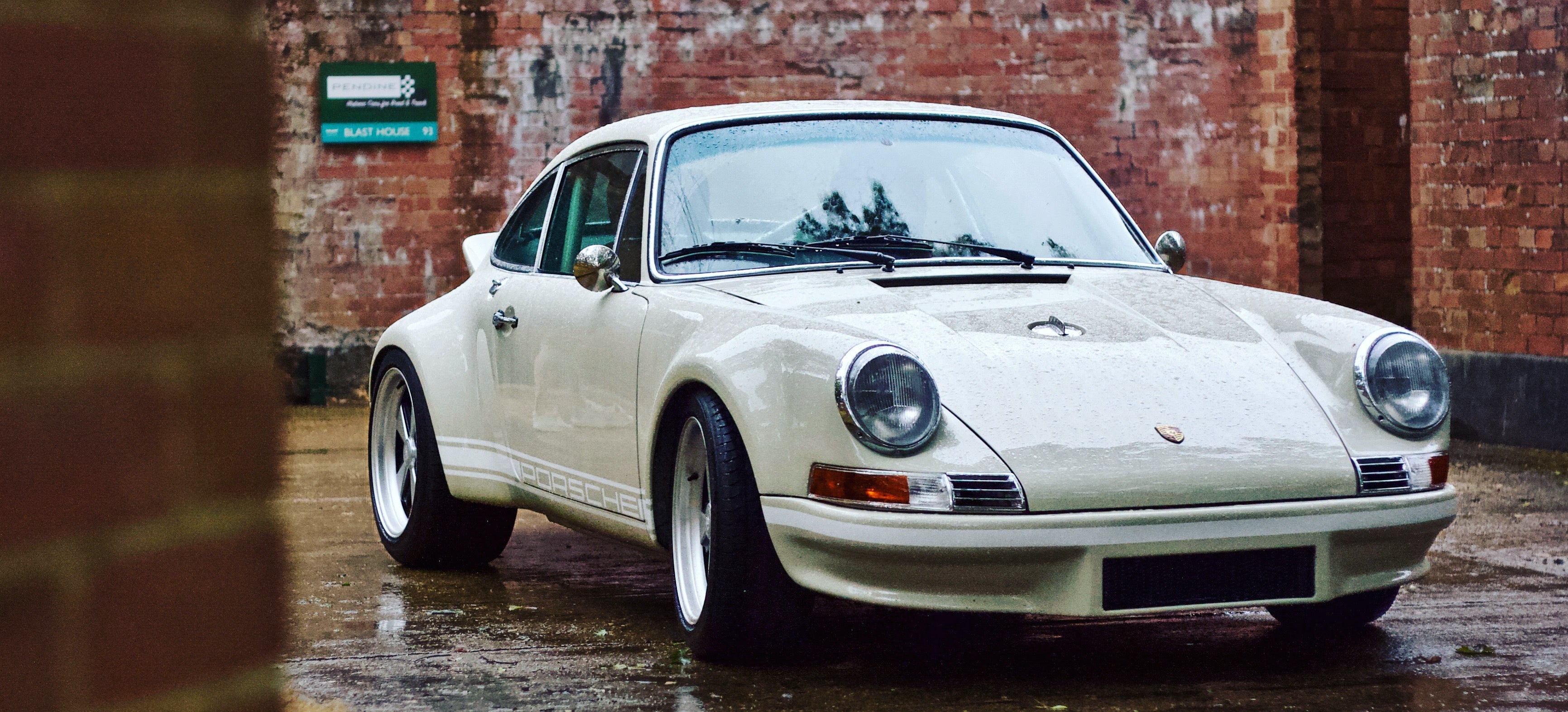Porsche 911 avec Jantes REVOLUTION Wheels 8 Branches type Minilite