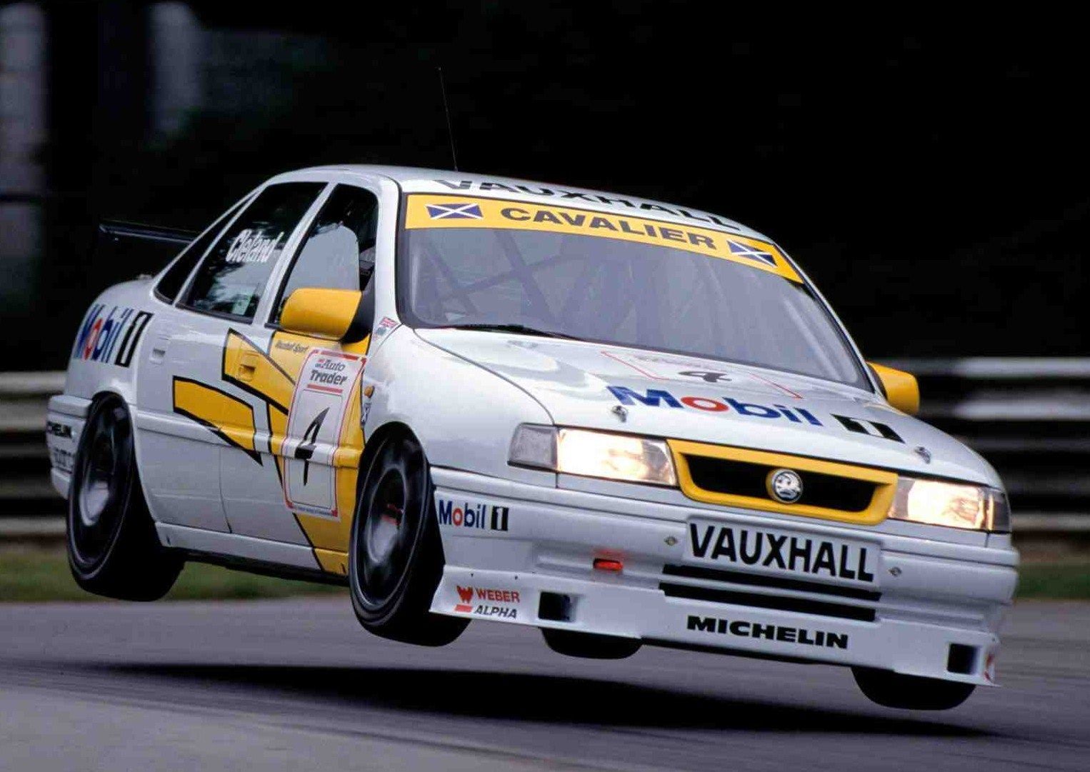 Vauxhall Cavalier BTCC s'envole sur une bosse