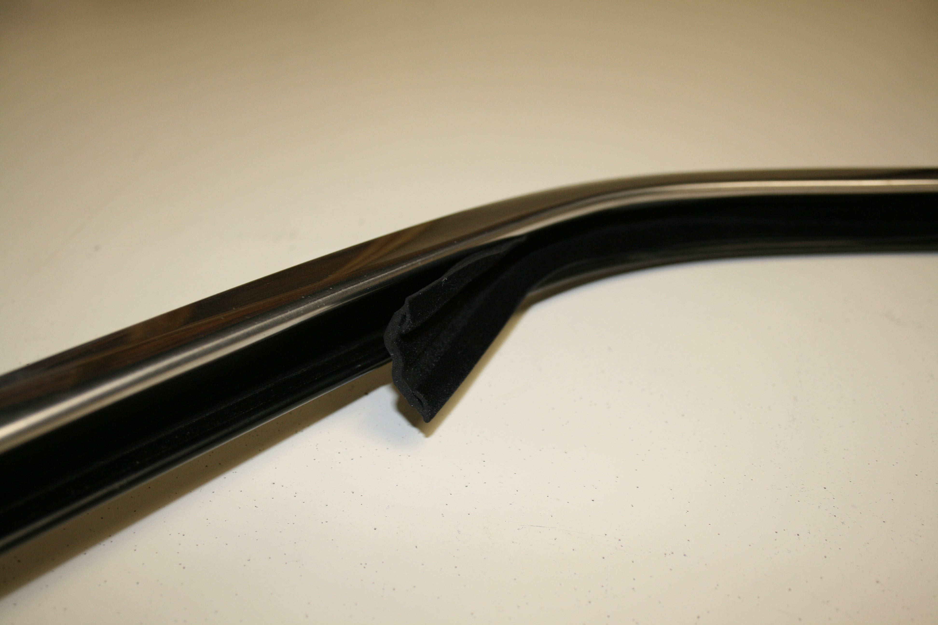 U-shaped window seal for Ford Anglia 105/106E