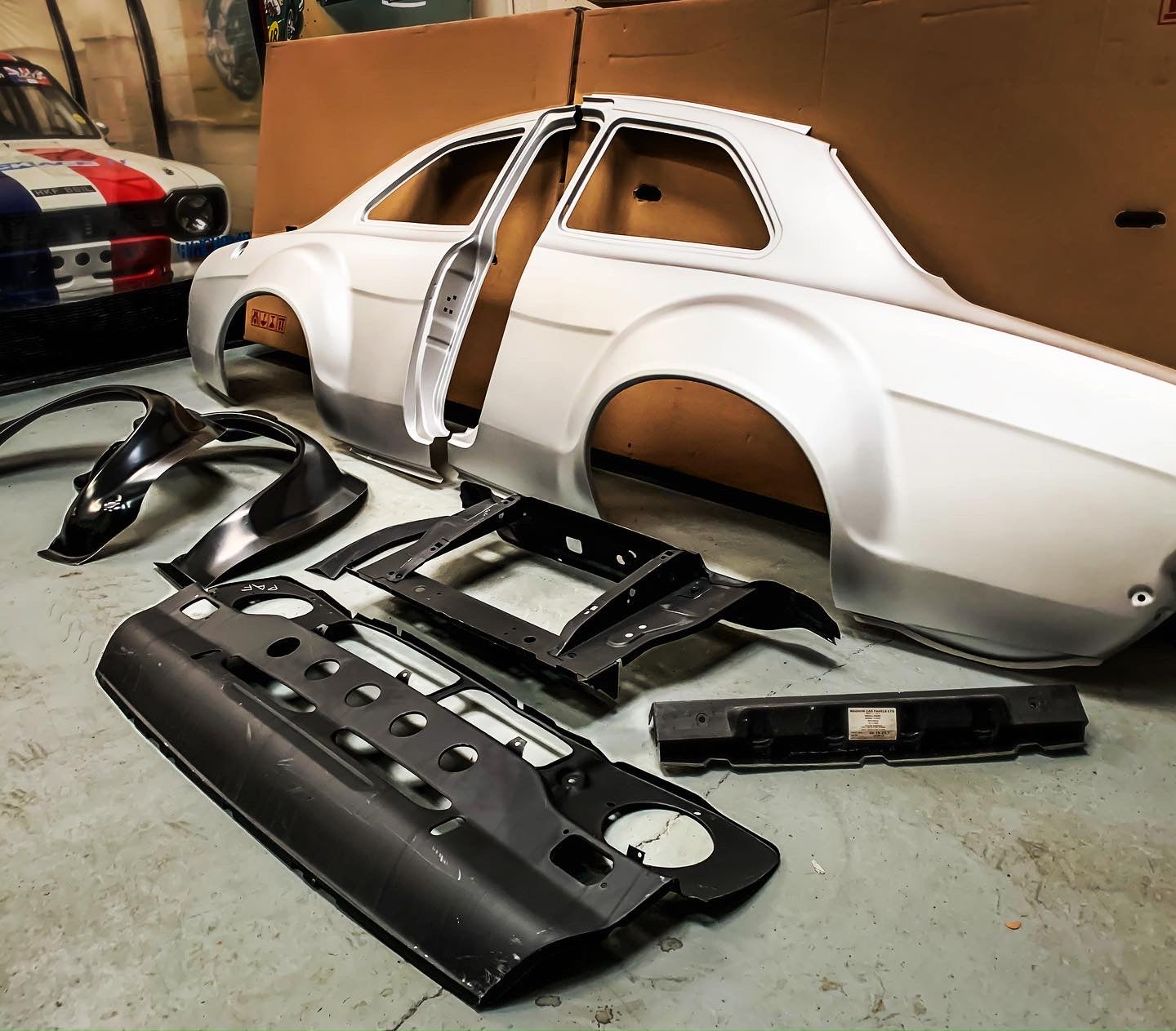 Panneaux de carrosseries Ford Escort MK1 , ailes bulles calandre et face avant, extensions d'ailes