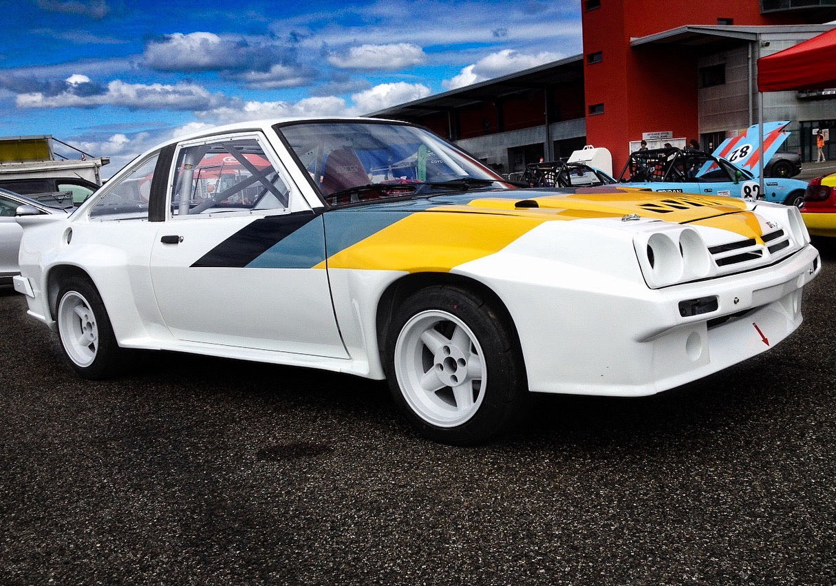 Opel Manta B rallye aux couleur Opel officielles équipée de jantes Revolution 5 branches