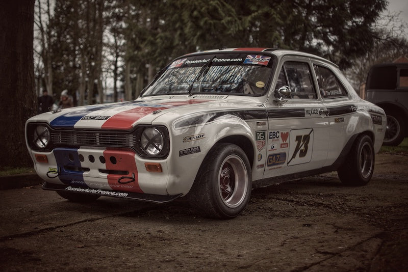 Ford Escort MK1 compétition blanche avec tricolor et grosses ailes bulles